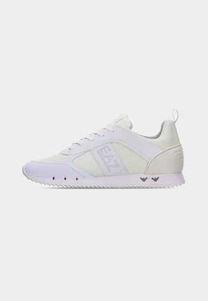 Witte lage sneaker met mesh en synthetische panelen, EA7-logo aan de zijkant, vetersluiting en een gestructureerde zool voor grip.