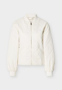 Καπιτονέ λευκό μπουφάν bomber με φερμουάρ μπροστά, ριμπ μανσέτες και μικρό λογότυπο στο στήθος. Λείο υλικό, ελαφρύς σχεδιασμός.