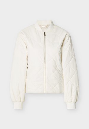 Gewatteerde witte bomberjack met een ritssluiting aan de voorkant, geribde manchetten en een klein logoplaatje op de borst. Gladde textuur, lichtgewicht ontwerp.