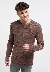 Pulover tricotat maro și gri, cu guler rotund, mâneci lungi, textură cu nervuri și o etichetă din piele pe brațul stâng.