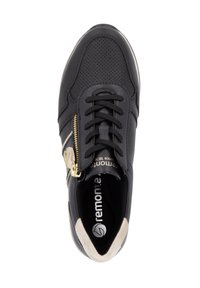 Schwarze Sneaker aus perforiertem Leder mit goldfarbener Reißverschlussakzent und flachen schwarzen Schnürsenkeln. Strukturierte, tannfarbene Details an der Ferse, Logo auf der Innensohle.