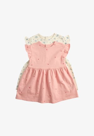 To korte kjoler til babyer, den ene lyserød med små røde blomster, den anden cremefarvet med blåt blomsterprint, begge med rynkede skørter og rund halsudskæring.