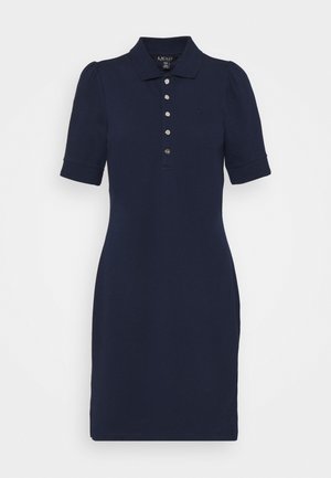 Granatowa sukienka polo do kolan z krótkimi bufkami i sześcioma guzikami przy dekolcie, z małym haftowanym logo na piersi.