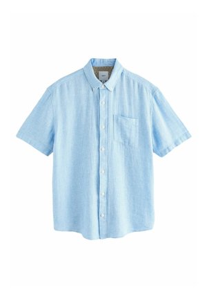 Camisa de botón de manga corta en un tejido texturizado de color azul, con un bolsillo en el pecho y cuello estándar. Presenta botones y detalles de costura blancos.