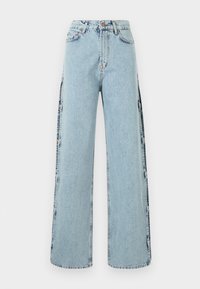 Gaiši zili denima platleņķa džinsi ar sānu pogu aizdari un augstu jostas vietu, ar klasisku piecu kabatu dizainu un izšūtām šuvēm.