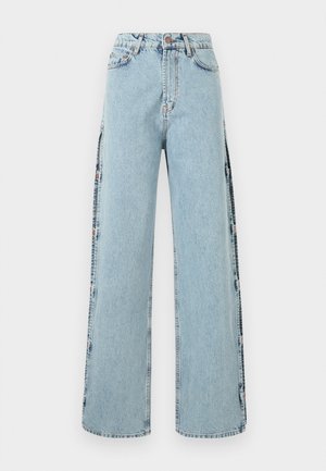 Ανοικτού μπλε τζιν παντελόνι σε ευρεία γραμμή με κουμπιά στο πλάι και ψηλή μέση, διαθέτοντας κλασική πεντάτσεπη σχεδίαση και ραμμένες ραφές.