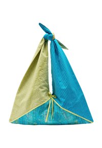 Wielokrotna torba o kształcie trójkąta, wykonana z fakturowanej zielonej i niebieskiej tkaniny, związana na górze, z kontrastowymi żółtymi akcentami i przeszyciami.