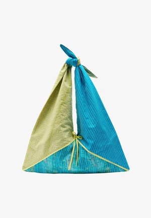 Wielokrotna torba o kształcie trójkąta, wykonana z fakturowanej zielonej i niebieskiej tkaniny, związana na górze, z kontrastowymi żółtymi akcentami i przeszyciami.