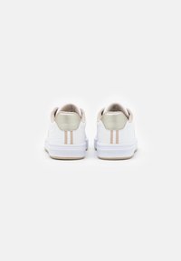 K-SWISS COURT SHIELD - Sneakers - white/champagne