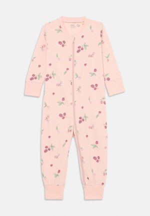 Rosa bomullssuitedress med lange ermer og glidelås, med et blomstertrykk av små bær og grønne blader, samt manchetter på ermene og anklene.