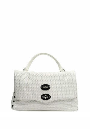 Borsa bianca con texture, manico superiore e due chiusure ovali nere con serratura girevole sulla patta frontale.