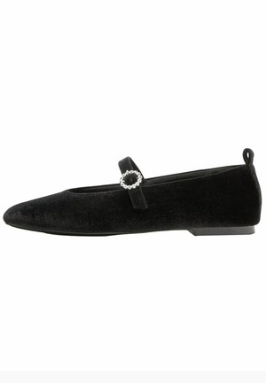 Mocassin plat en velours noir à bout pointu, orné d'une bride avec boucle incrustée de strass sur le dessus et d'une petite languette à talon à l'arrière.