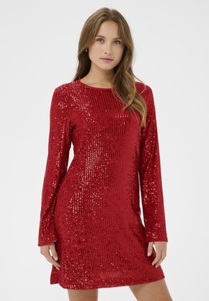 Rotes Paillettenkleid mit langen Ärmeln, rundem Ausschnitt und taillierter Silhouette. Die Oberfläche weist ein strukturiertes Muster aus Pailletten und Streifen auf.