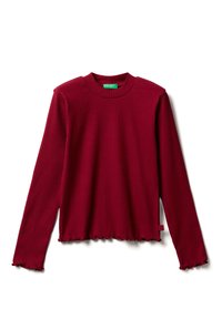 Burgundská dlouhá ribová halenka s kulatým výstřihem a třepeným lemem. Vyrobena z měkké látky, s nášivkou na levé straně.