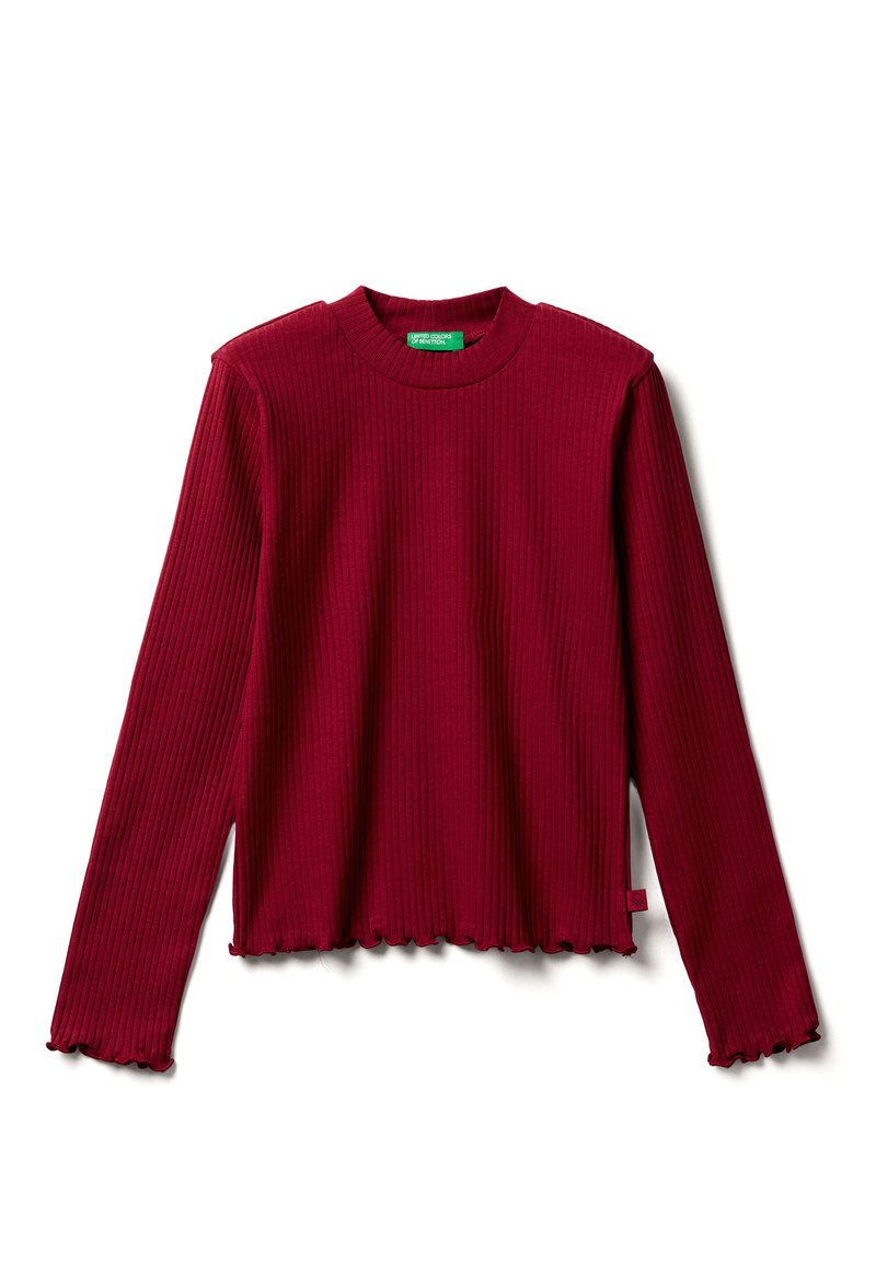 Burgundská dlouhá ribová halenka s kulatým výstřihem a třepeným lemem. Vyrobena z měkké látky, s nášivkou na levé straně.