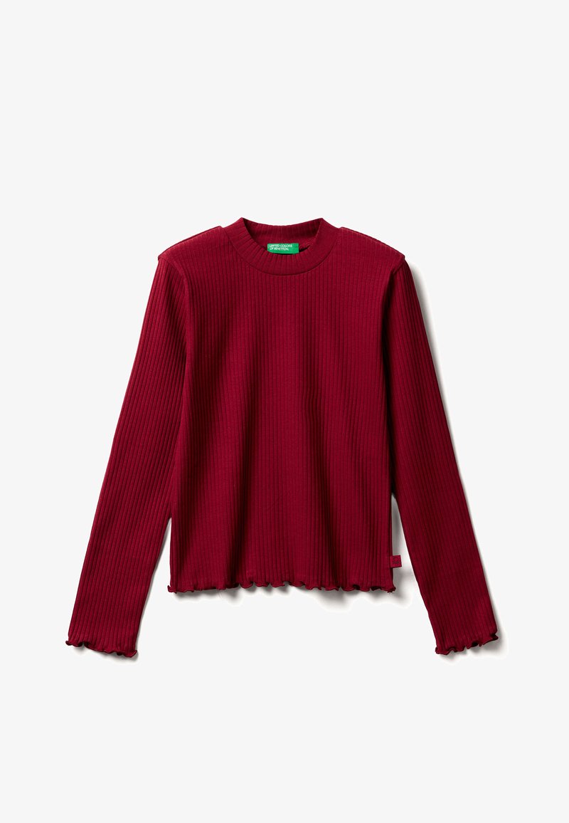 Burgundská dlouhá ribová halenka s kulatým výstřihem a třepeným lemem. Vyrobena z měkké látky, s nášivkou na levé straně.