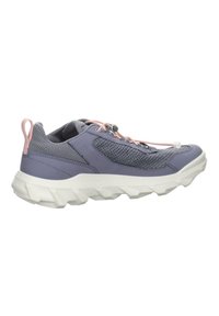 Scarpe da ginnastica atletiche in mesh viola e sintetico con una suola bianca texturizzata. Presentano un manico, lacci elastici con un sistema di serraggio e dettagli di cucitura resistenti.