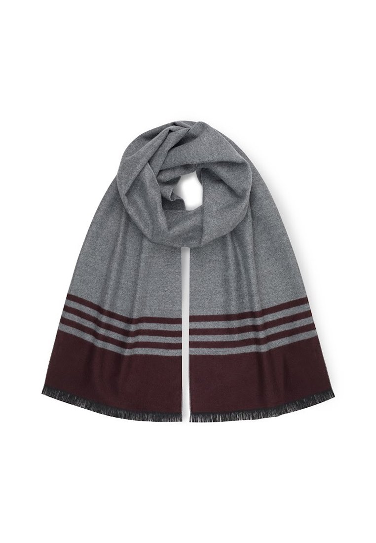 Szary szalik wykonany z miękkiego materiału, z ciemnoczerwonymi końcami i trzema poziomymi szarymi paskami, wykończony frędzlami.