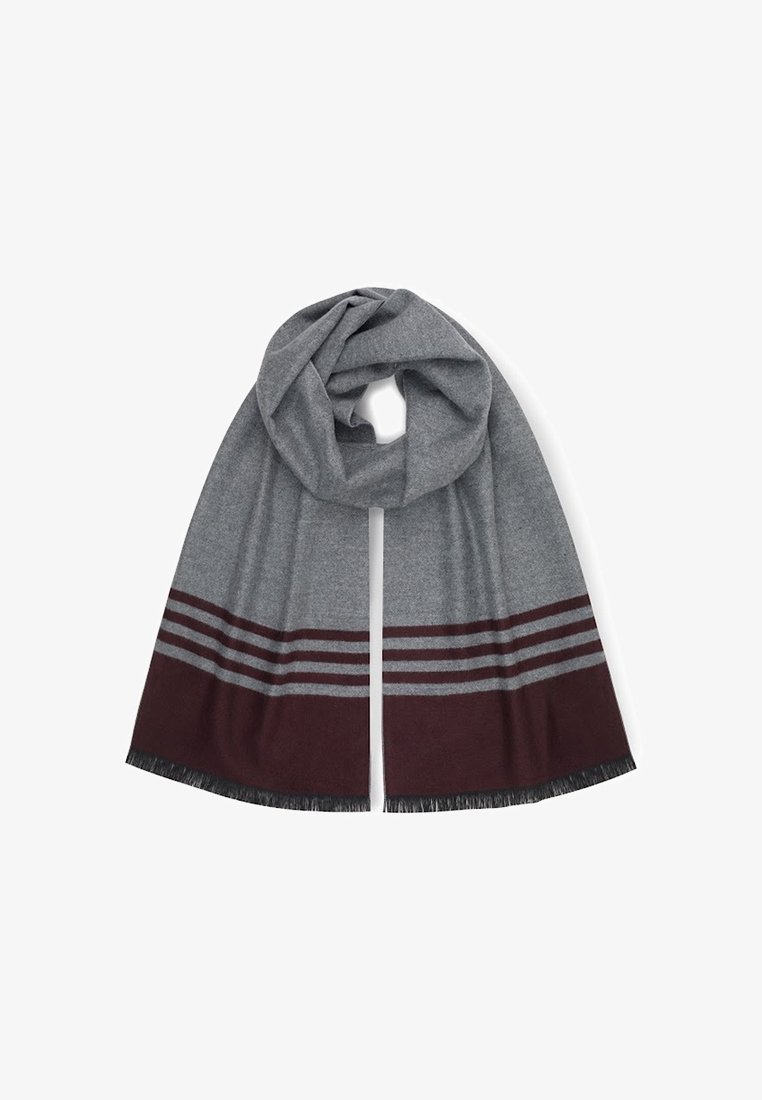 Szary szalik wykonany z miękkiego materiału, z ciemnoczerwonymi końcami i trzema poziomymi szarymi paskami, wykończony frędzlami.