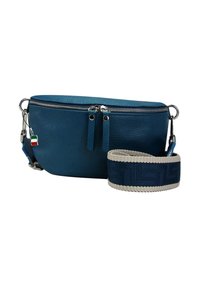 Blauwe leren crossbody tas met een textuur oppervlak, ritsluiting, twee bovenhandvatten en een stoffen schouderband met patroon.