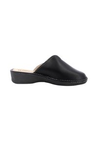 Zoccolo in pelle nera con punta rotonda, piattaforma bassa e cuciture bianche in contrasto lungo la suola. Texture liscia e senza decorazioni.