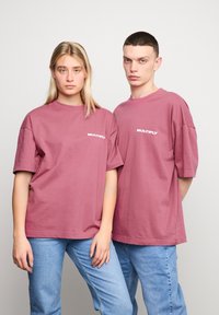 Multiply Apparel FONT  - Triko s potiskem - rose wine
