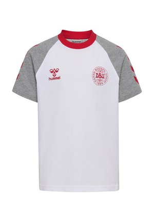 Hvid kortærmet sportsskjorte med grå ærmer, rød krave, rød hummel-logo på venstre bryst og Dansk Boldspil-Union-emblem på højre bryst.