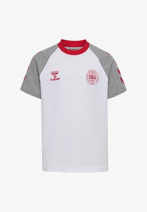 Biała sportowa koszulka z krótkim rękawem w szare rękawy, czerwony kołnierz, czerwone logo hummel na lewej piersi oraz herb Duńskiego Związku Piłki Nożnej na prawej piersi.