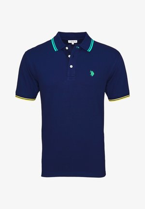 Marineblaues Polohemd mit grün-gelb gestreiften Bündchen, grün gestreiftem Kragen, drei weißen Knöpfen und grün besticktem Pferdelogo auf der Brust.