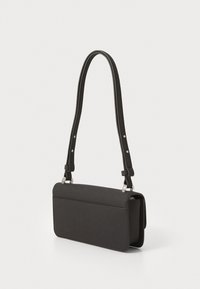 Svart läder crossbody-väska med rektangulär form, texturerad yta, justerbar rem och silverfärgade detaljer.