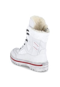 Witte faux-lederen laars met een pluizige, wolachtige voering, zilveren en rode accenten, ronde neus en een gestructureerde rubberen zool voor grip.