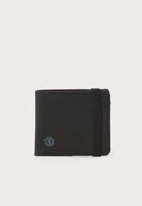Svart lommebok laget av glatt materiale, med en elegant design, elastisk lukking og en liten blå logo på forsiden.