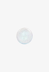 Gel rond irisé avec une texture lisse, parsemé de fines particules pailletées qui réfléchissent la lumière en plusieurs couleurs, sur un fond blanc.
