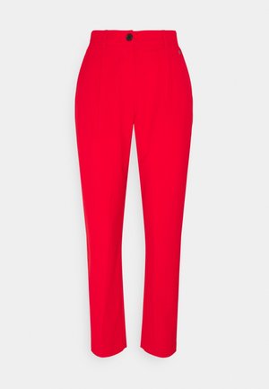 Rode op maat gemaakte broek met een gladde textuur, voorzien van een enkele knoopsluiting, twee voorplooien en een rechte pijpdesign.