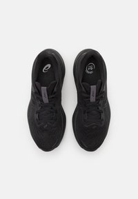 Scarpe da corsa nere con tomaia in rete, soletta imbottita e accenti grigi. Presenta un sistema di allacciatura e un sottopiede con marchio.