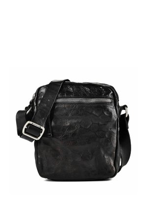 Sac bandoulière en cuir noir texturé avec poche zippée avant et sangle ajustable avec boucle argentée.