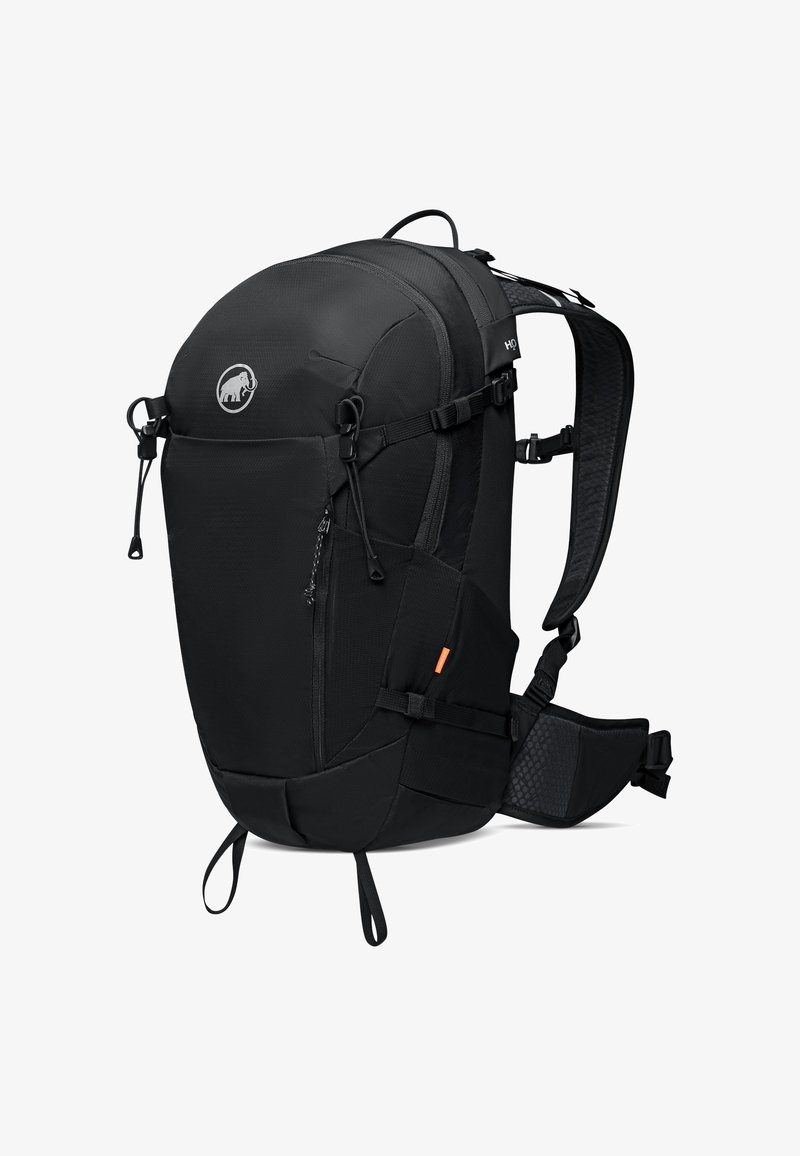 Zaino nero con forma arrotondata, realizzato in tessuto resistente. Presenta spallacci regolabili, tasche laterali e un logo. Pannello posteriore testurizzato.