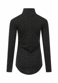 Chemise noire à manches longues avec un motif léopard, dotée d'un col haut et d'un ourlet arrondi, fabriquée en tissu doux et léger.