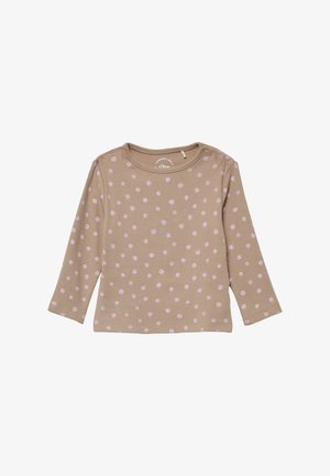 Bruine geribbelde shirt met lange mouwen, versierd met roze polka dots, ronde halslijn, en knoopdetails op de schouders.