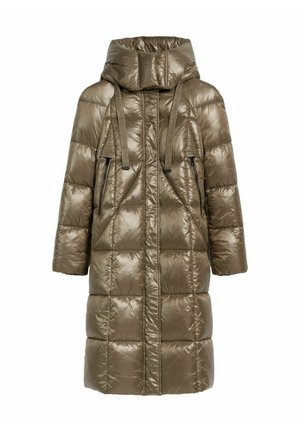 Oliwkowa kurtka puchowa z wysokim kołnierzem, detalami na sznurki, zamykanymi kieszeniami i pikowanym wzorem. Wykonana z błyszczącego, lekkiego materiału.