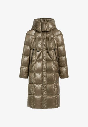 Oliwkowa kurtka puchowa z wysokim kołnierzem, detalami na sznurki, zamykanymi kieszeniami i pikowanym wzorem. Wykonana z błyszczącego, lekkiego materiału.