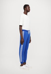 EA7 Emporio Armani PANTALONI - Treniņtērpa apakšdaļas - lapis blue