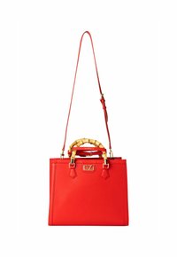 Rote Lederhandtasche mit strukturiertem Design, Bambusgriff, abnehmbarem Schultergurt, goldenen Beschlägen und geprägtem Logo auf der Vorderseite.