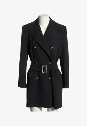 Robe blazer noire croisée avec boutons argentés, ceinture assortie avec boucle carrée en strass et poches à rabat.