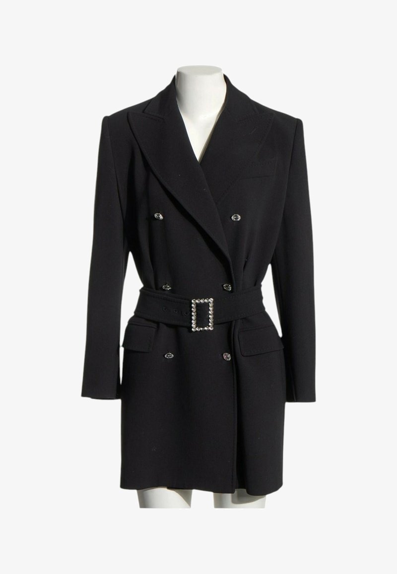 Robe blazer noire croisée avec boutons argentés, ceinture assortie avec boucle carrée en strass et poches à rabat.