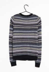 Pletený svetr s černými, šedými, modrými a bílými pruhy. Má kulatý výstřih a žebrované manžety a lem. Visí na černém háčku.
