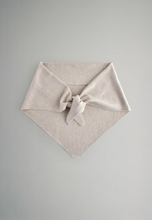 Beige Strickschal in dreieckiger Form, mit einem gebundenen Knoten in der Mitte, aus einem glatten und weichen Stoff. Die Kanten sind abgerundet.