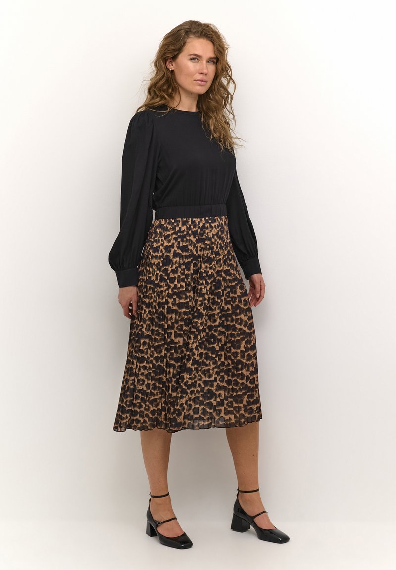Crna bluza dugih rukava s naboranom teksturom, uparen s midi smešanim leopard uzorkom. Nositi s crnim cipelama na blok petu.