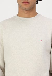 Tommy Hilfiger SEASONAL CREW NECK - Sweatshirt - heathered oatmilk