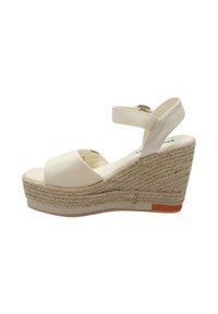 Sandali wedge beige con piattaforma, tomaia in canvas e dettagli in juta intrecciata. Cinturino alla caviglia regolabile e suola testurizzata.